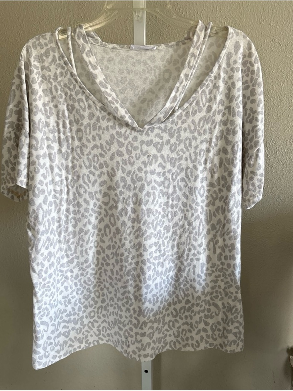 Light Gray Leopard Print V-Neck Tee Womens Medium